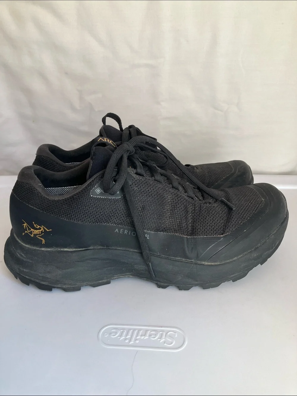 Arc'teryx Aerios FL Gore-Tex hiking shoes black gold Men’s 6.5 Women’s 8